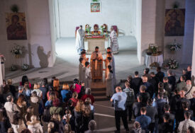 (FOTO) "Vjerovao sam uvijek da će biti obnovljena" Prvi put od rušenja, vaskršnja liturgija služena u Sabornoj crkvi u Mostaru