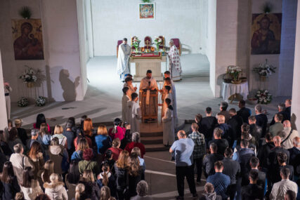 (FOTO) "Vjerovao sam uvijek da će biti obnovljena" Vaskršnja liturgija služena u Sabornoj crkvi u Mostaru prvi put od rušenja