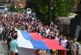 (FOTO) VIJORI SE TROBOJKA Veliki broj vjernika nosio srpske zastave u Leposaviću zbog slave SVETOG VASILIJA OSTROŠKOG, uprkos zabrani albanskog gradonačelnika