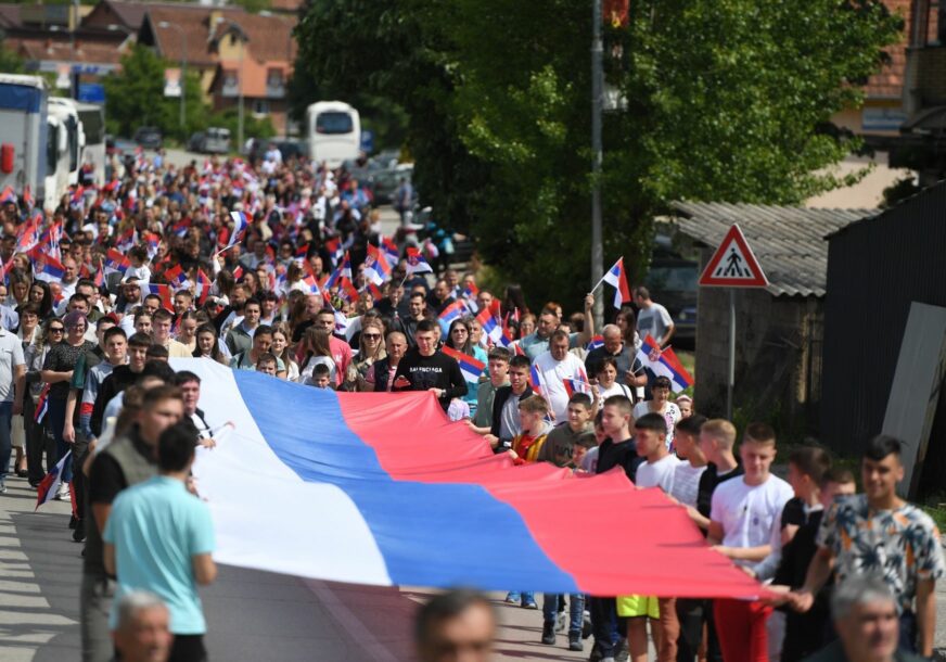 (FOTO) VIJORI SE TROBOJKA Veliki broj vjernika nosi srpske zastave zbog slave SVETOG VASILIJA OSTROŠKOG, uprkos zabrani