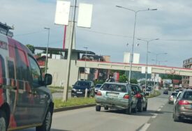 (VIDEO, FOTO) Trenutak nepažnje i eto štete: Učestale saobraćajke na Zapadnom tranzitu u Banjaluci