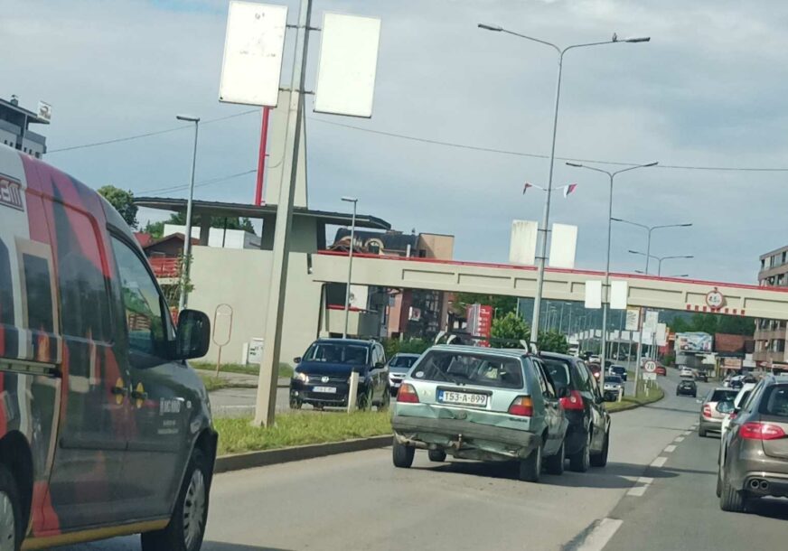 (VIDEO, FOTO) Trenutak nepažnje i eto štete: Učestale saobraćajke na Zapadnom tranzitu u Banjaluci