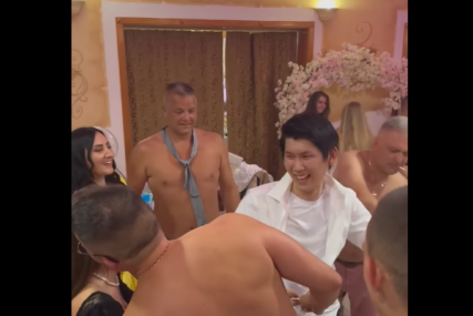 (VIDEO) Japanac nije znao šta ga je snašlo: Srbi se pošteno obrukali na svadbi PRED JAPANSKIM ZETOM, muški gosti do pojasa goli