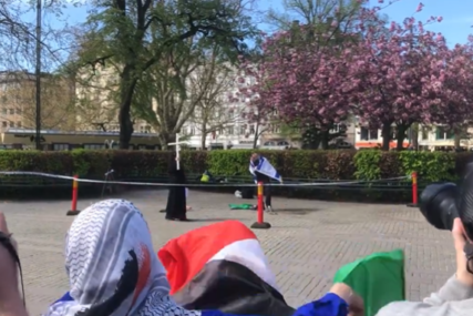 (VIDEO) Razvila izraelsku zastavu: Zapaljen Kuran u Malmeu uoči Evrovizije