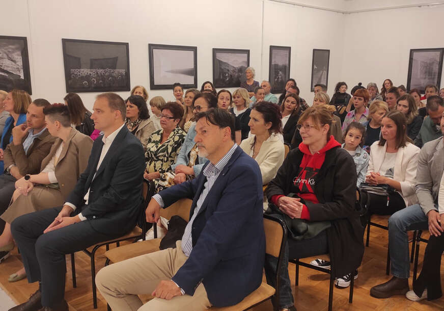(FOTO) UMJETNOŠĆU PROTIV BOLESTI U sklopu humanitarne aukcije slika u Trebinju prikupljeno 8.000 KM za pomoć u liječenju djevojčice Svetlane Knežević