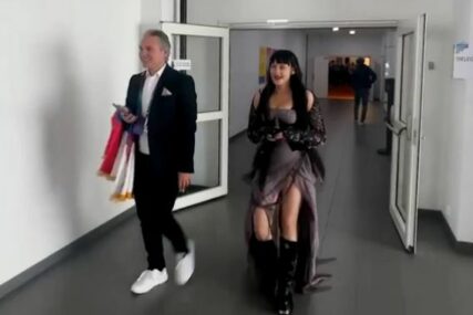 (VIDEO) Teja Dora u rukama nosi srpsku zastavu: Ovako izgledaju pripreme u areni Malme nakon diskvalifikacije Holandije, do POČETKA FINALA OSTALO SAMO 6 SATI
