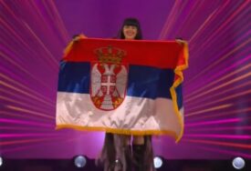 Teja Dora raširila zastavu Srbije: Počelo dosad najskandaloznije FINALE EVROVIZIJE