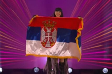 Teja Dora raširila zastavu Srbije: Počelo dosad najskandaloznije FINALE EVROVIZIJE