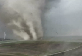 (VIDEO) OSTALE SAMO RUŠEVINE Tornado uništio sve pred sobom, poginulo nekoliko osoba