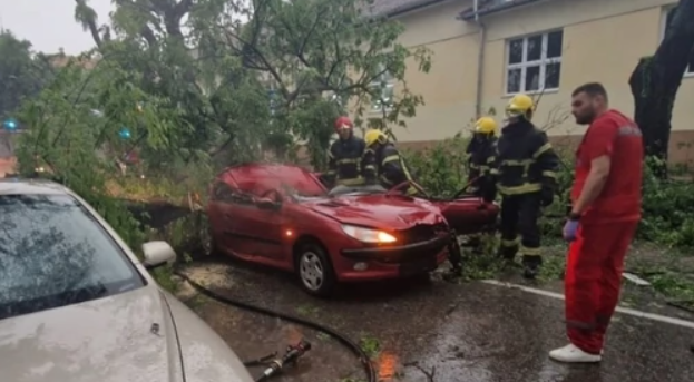 Detalji tragedije usljed oluje: Poginula sestra POZNATOG ADVOKATA, on žurio na mjesto nesreće, pa i sam imao UDES