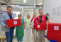 (FOTO) "Darivanje je postalo tradicija" Crveni krst u Trebinju podijelio pakete za porodilje i bebe u porodilištu