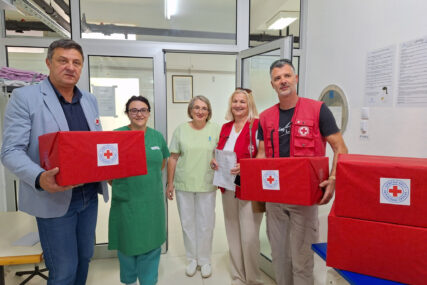 (FOTO) "Darivanje je postalo tradicija" Crveni krst u Trebinju podijelio pakete za porodilje i bebe u porodilištu