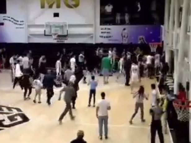 (VIDEO) NASTAO OPŠTI HAOS Milan Gurović bez majice utrčao da razdvaja tuču juniora, pa i on žestoko udarao