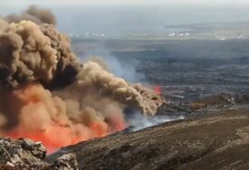 (VIDEO) NAREĐENA HITNA EVAKUACIJA Islandski vulkan izbacuje lavu i dim drugi dan zaredom