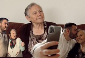 (VIDEO) “Kažu mi unuci da sam popularna” Baka Mila sa 84 godine je NAJSTARIJA TIKTOKERKA u Srbiji