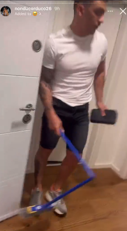 Dečko tare simov lomi sve po stanu