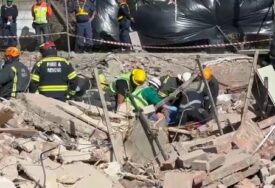 (VIDEO) "Pravio čudo" Spasen čovjek koji je 5 DANA PROVEO ISPOD RUŠEVINA zgrade u Južnoj Africi