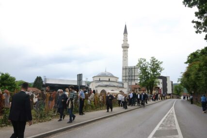 (FOTO) Vjernici pristižu za svih strana u Banjaluku: Sve spremno za otvaranje džamije Arnaudija