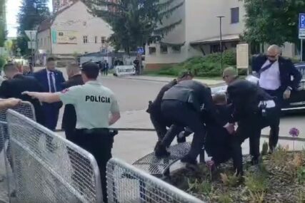 (VIDEO) Isplivao novi snimak atentata na slovačkog premijera: Robert Fico JEDVA STOJI NA NOGAMA, obezbjeđenja ga vuče