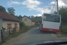 (VIDEO) Putnici nastavili pješke: Autobus sletio u kanal u Debeljacima