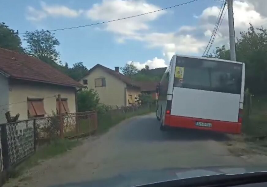 (VIDEO) PUTNICI NASTAVILI PJEŠKE Autobus sletio u kanal u Debeljacima