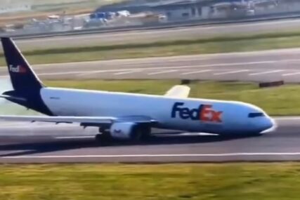 ZASTRAŠUJUĆE SLIJETANJE Avion udario nosom o pistu, sijevale varnice (VIDEO)