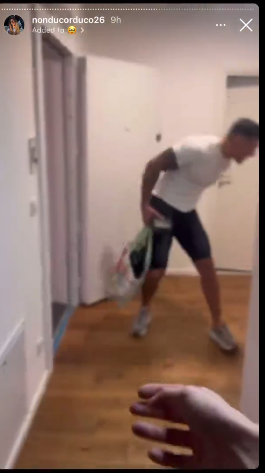 Dečko tare simov lomi sve po stanu