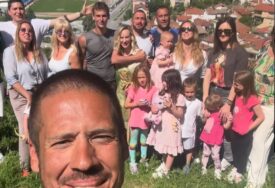 (VIDEO) "HRISTOS VOSKRESE" Nikola Rokvić nakon 14 dana hodočašća sreo se sa porodicom u Makedoniji
