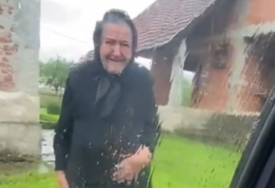 Baka roni suze na kiši i ispraća porodicu
