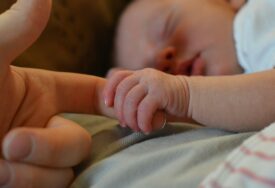 STRUČNJACI KAŽU Saznajte kada vaša beba može početi spavati na stomaku