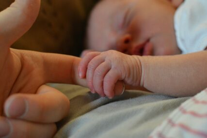 STRUČNJACI KAŽU Saznajte kada vaša beba može početi spavati na stomaku