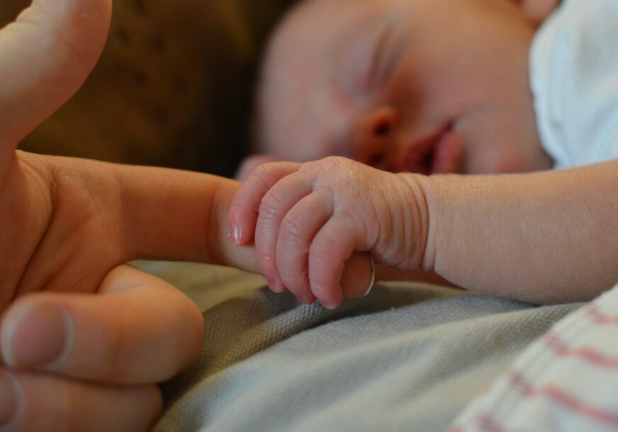 Beba drži prst