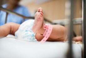 Beba stara pola sata BAČENA U KONTEJNER: Doktor brzom reakcijom spasao novorođenče, da je ostalo još 15 minuta u kanti ne bi preživjelo