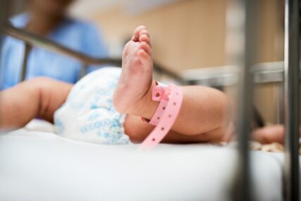 Beba stara pola sata BAČENA U KONTEJNER: Doktor brzom reakcijom spasao novorođenče, da je ostalo još 15 minuta u kanti ne bi preživjelo