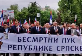 (VIDEO) Zastave SFRj i fotografije predaka: U Banjaluci održan marš “Besmrtnog puka"