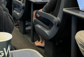 (FOTO) ČEKA GA RAZGOVOR KOD PREMIJERA Britanski ministar IZUO cipele i čarape u vozu