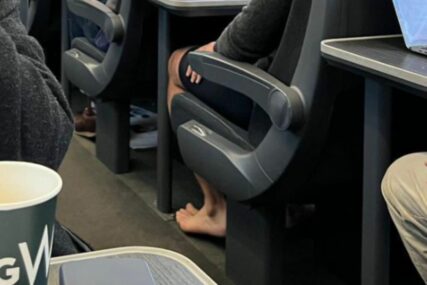 (FOTO) ČEKA GA RAZGOVOR KOD PREMIJERA Britanski ministar IZUO cipele i čarape u vozu