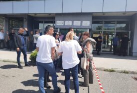 (FOTO) Podrška ne izostaje ni ovog puta: Građani se okupljaju pred Sudom BiH pred početak suđenja Dodiku i Lukiću