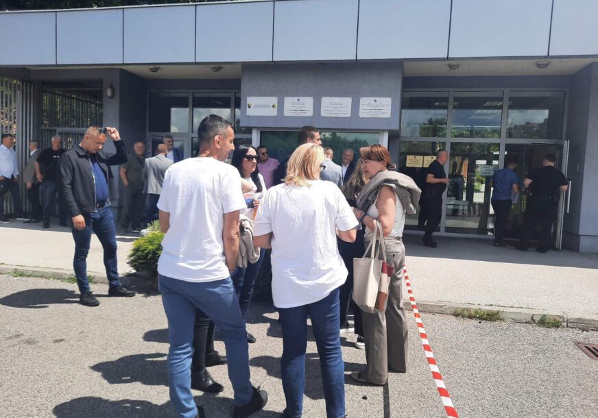 (FOTO) Podrška ne izostaje ni ovog puta: Građani se okupljaju pred Sudom BiH pred početak suđenja Dodiku i Lukiću