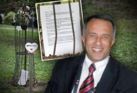 (FOTO) Potresna poruka na drvetu ubijenog čuvara "Ribnikara" Dragana Vlahovića "Nisam ni slutila da će djeca zbog tebe zvati školu DRUGOM KUĆOM"
