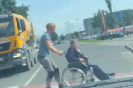 Vozač kamiona izašao iz vozila i pomogao ženi u kolicima da pređe put