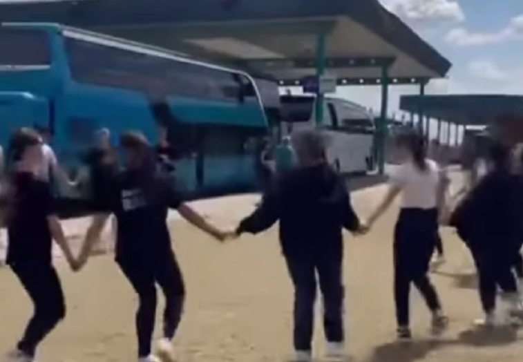 (VIDEO) Uhvatili se za ruke i zaigrali kolo: Folkloraši napravili pravi SPEKTAKL NA GRANIČNOM PRELAZU