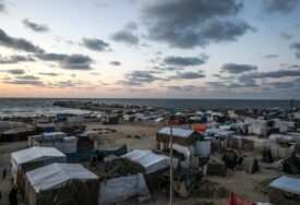 (VIDEO) POMORSKI KORIDOR Prva pošiljka pomoći za Pojas Gaze stigla preko plutajućeg pristaništa