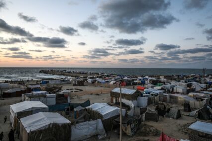 (VIDEO) POMORSKI KORIDOR Prva pošiljka pomoći za Pojas Gaze stigla preko plutajućeg pristaništa