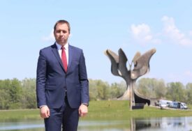 "Mnogi naši preci zauvijek su ostali na poljima smrti u Gradini" Selak poručio da Jasenovac predstavlja simbol stradanja i vječnu opomenu srpskom narodu