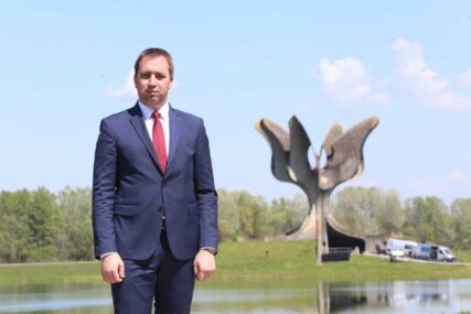 "Mnogi naši preci zauvijek su ostali na poljima smrti u Gradini" Selak poručio da Jasenovac predstavlja simbol stradanja i vječnu opomenu srpskom narodu