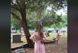 (VIDEO) NAJBIZARNIJI TREND IKADA Trudnice šetaju grobljima i rade nešto što će im obilježiti djecu za cijeli život