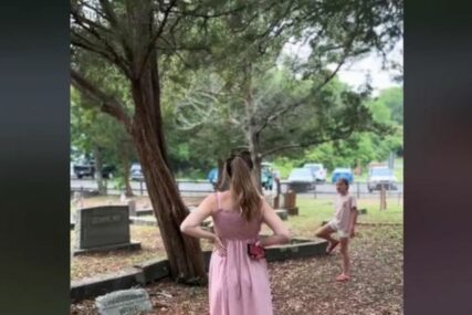 Trudnice šetaju po groblju i traže ime za svoje bebe
