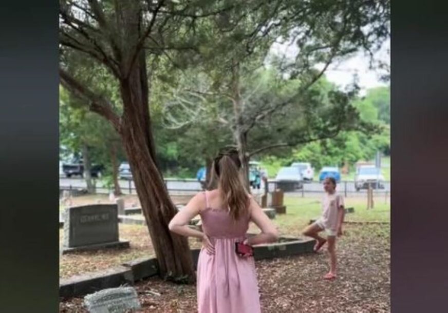 Trudnice šetaju po groblju i traže ime za svoje bebe