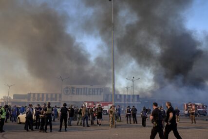 Prodavnica u plamenu nakon napada